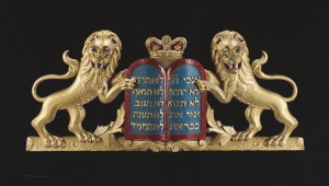 Goolden lions holding a book of the Ten Commandments